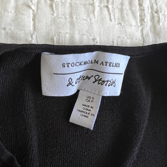 & Other Stories fitted long sleeve tee with cut out neck detail - Picture 2 of 5